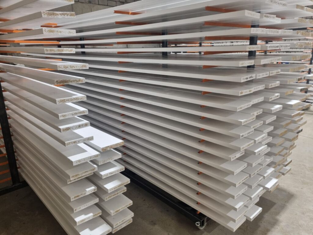 Tööstuslikult värvitud lauad kuivatusrakises